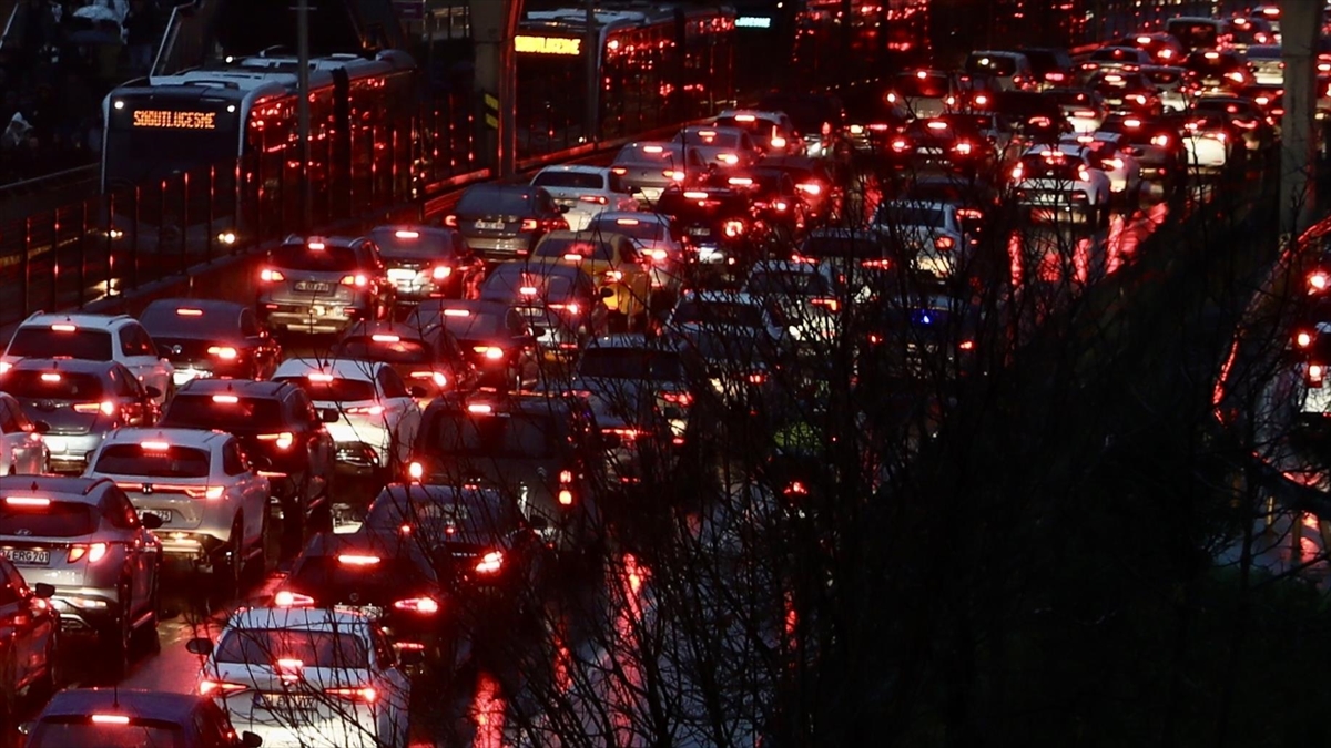 İstanbul'da, mesai bitiminde kent genelindeki trafik yoğunluğu yüzde 83'e ulaştı.