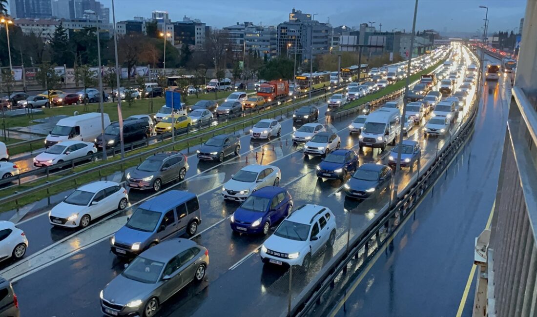 Kentte, yağışlı havanın da etkisiyle sabah saatlerinde trafik yoğunluğu oluştu.