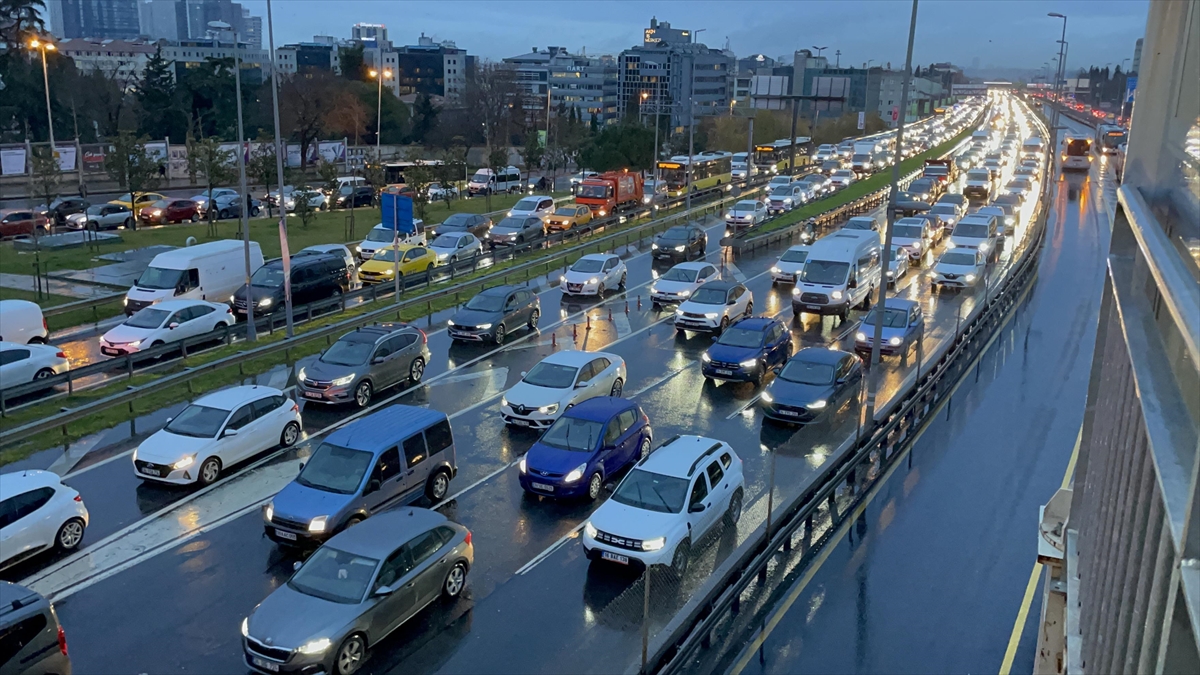 Kentte, yağışlı havanın da etkisiyle sabah saatlerinde trafik yoğunluğu oluştu.