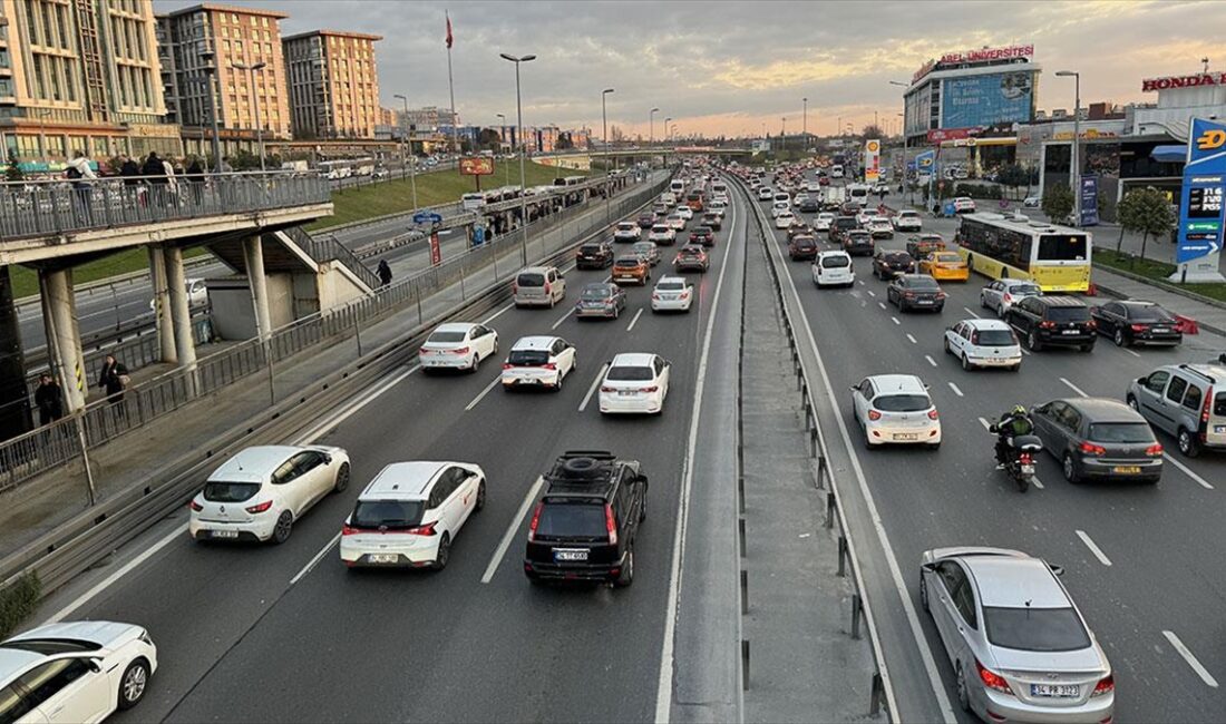 İstanbul'da yeni yılın ilk mesai gününde trafik yoğunluğu İstanbul'da, yılın ilk mesai gününde trafik yoğunluğu nedeniyle ulaşımda aksamalar