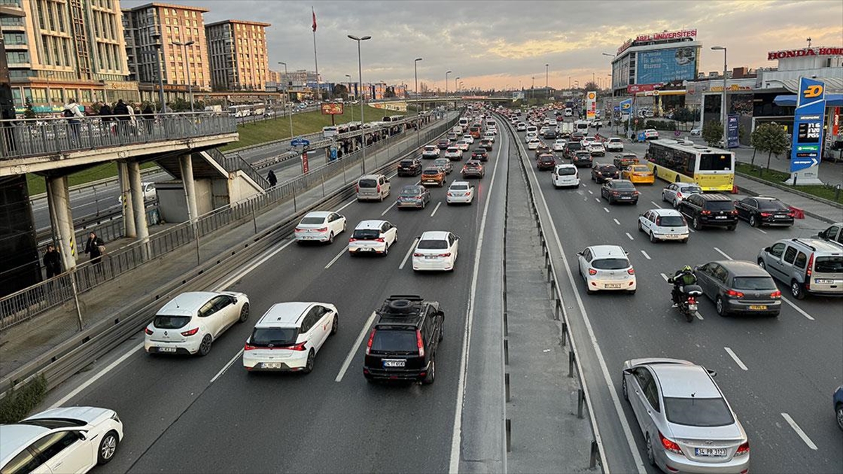 İstanbul'da, yılın ilk mesai gününde trafik yoğunluğu nedeniyle ulaşımda aksamalar