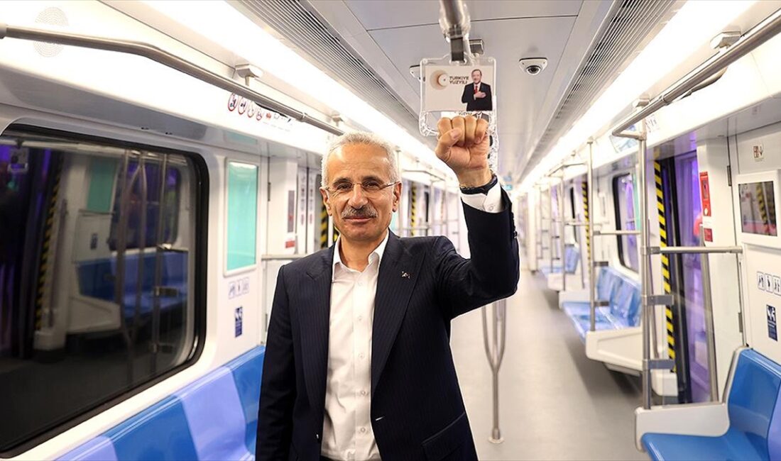 Ulaştırma ve Altyapı Bakanı Abdulkadir Uraloğlu, İstanbul'daki Gayrettepe-Kağıthane Metro Hattı'nın