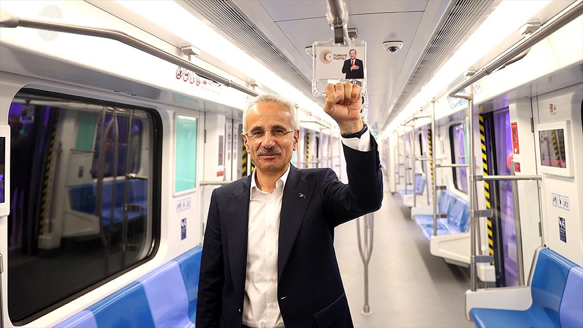 Ulaştırma ve Altyapı Bakanı Abdulkadir Uraloğlu, İstanbul'daki Gayrettepe-Kağıthane Metro Hattı'nın