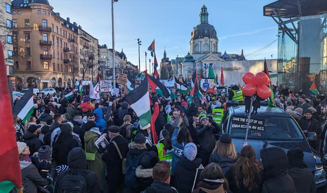 İsveç'in başkenti Stockholm'de Filistin'le dayanışma gösterisi için toplanan yaklaşık 15