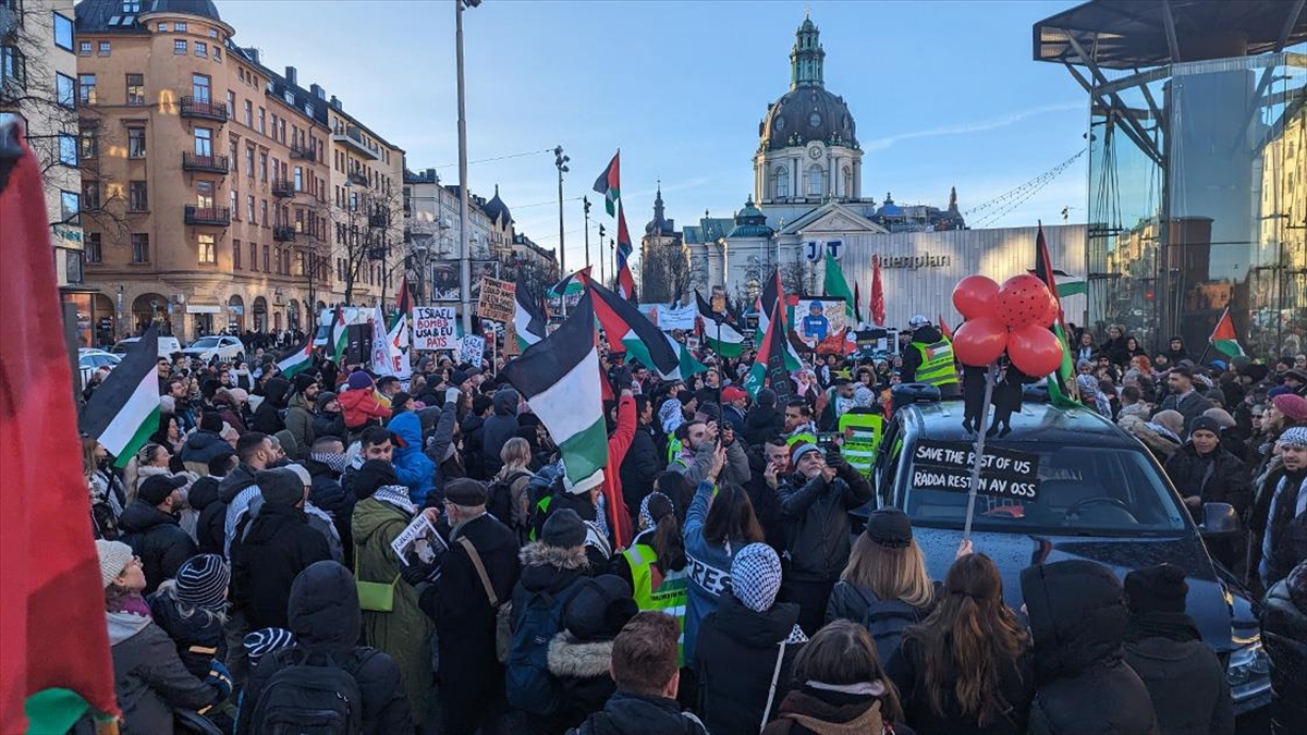 İsveç'in başkenti Stockholm'de Filistin'le dayanışma gösterisi için toplanan yaklaşık 15