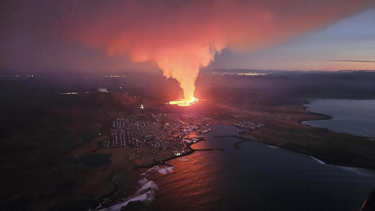 İzlanda'nın Reykjanes Yarımadası'nda bulunan Grindavik kasabası yakınlarındaki yanardağın lavları yerleşim