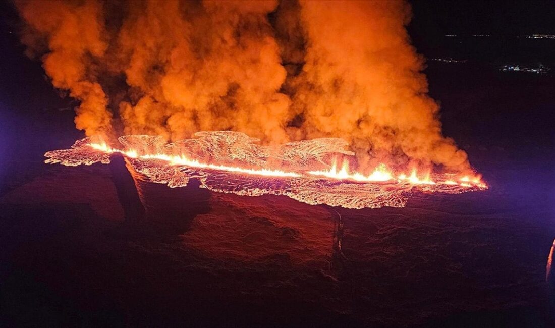 İzlanda'nın Reykjanes Yarımadası'nda bulunan Grindavik kasabası yakınlarındaki yanardağda her an