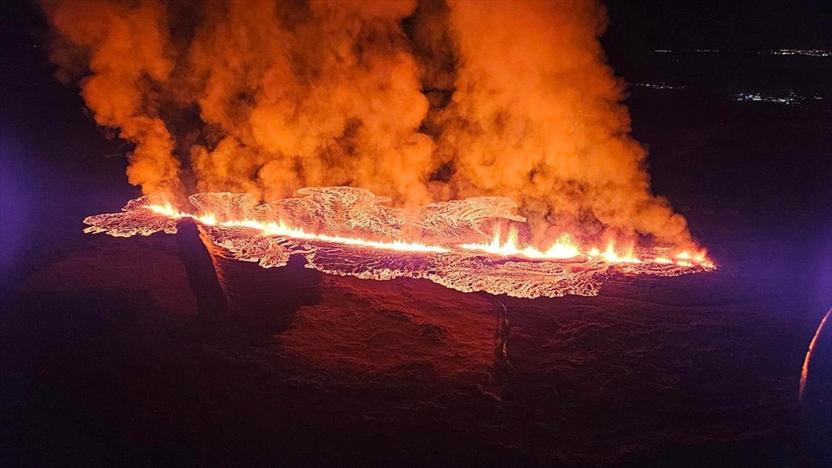 İzlanda'nın Reykjanes Yarımadası'nda bulunan Grindavik kasabası yakınlarındaki yanardağda her an