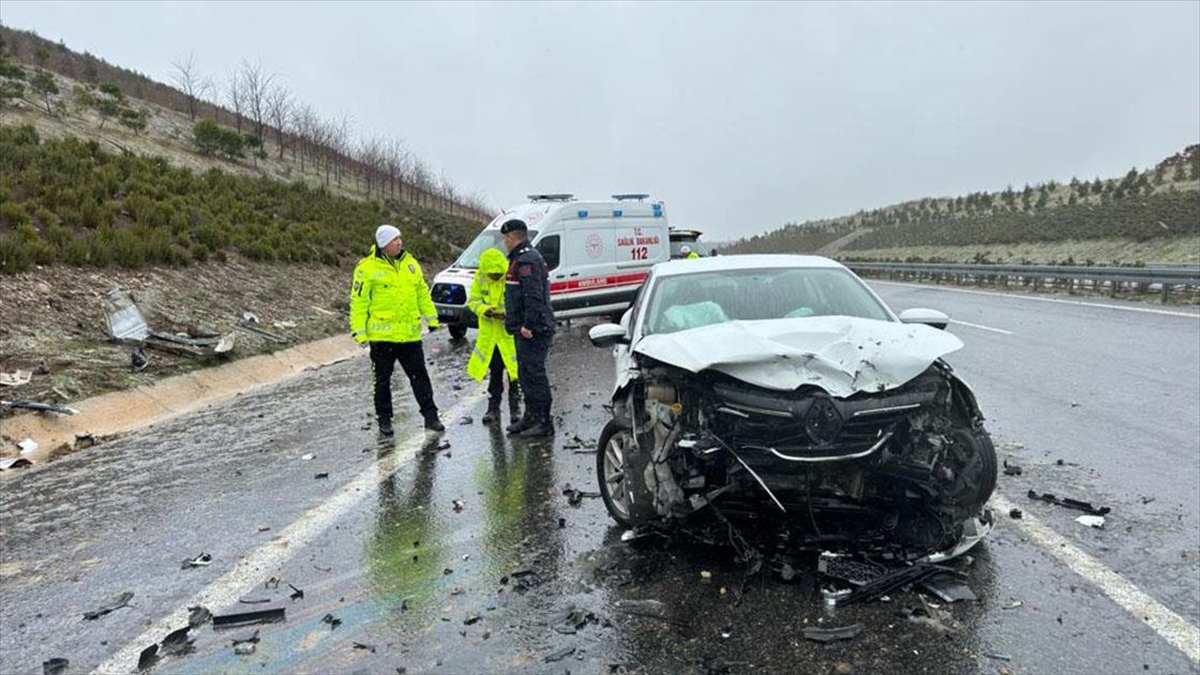 İzmir-İstanbul Otoyolu'nun Balıkesir bölümündeki zincirleme trafik kazasında 1 kişi öldü,