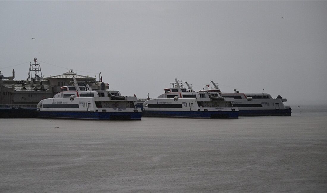 İzmir'de olumsuz hava ve deniz koşulları nedeniyle arabalı vapur seferleri