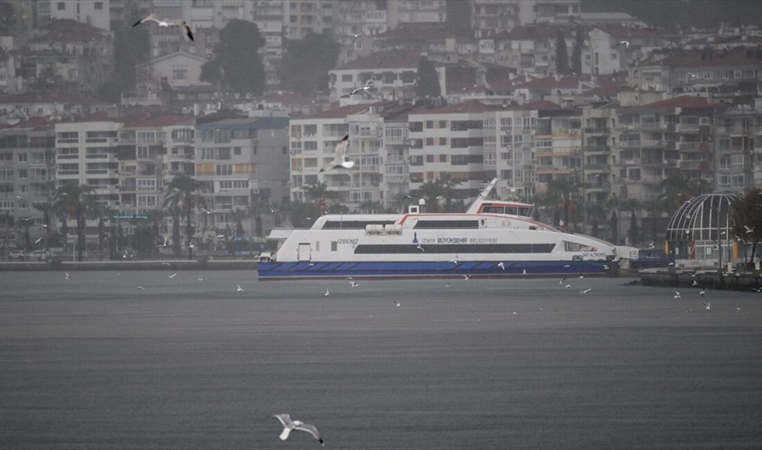 İzmir'de olumsuz hava ve deniz koşulları nedeniyle iptal edilen vapur