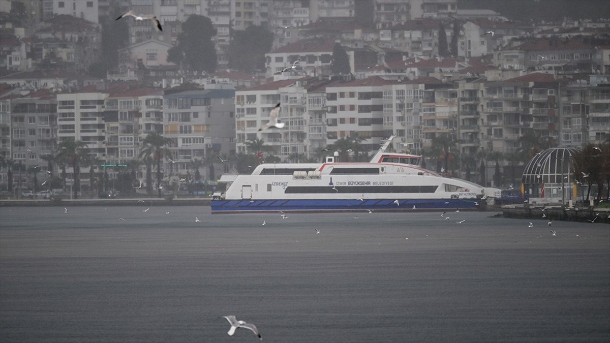 İzmir'de olumsuz hava ve deniz koşulları nedeniyle iptal edilen vapur
