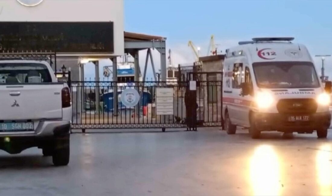 İzmir'in Dikili ilçesinde balıkçı teknesinin batması sonucu 3 kişi yaşamını