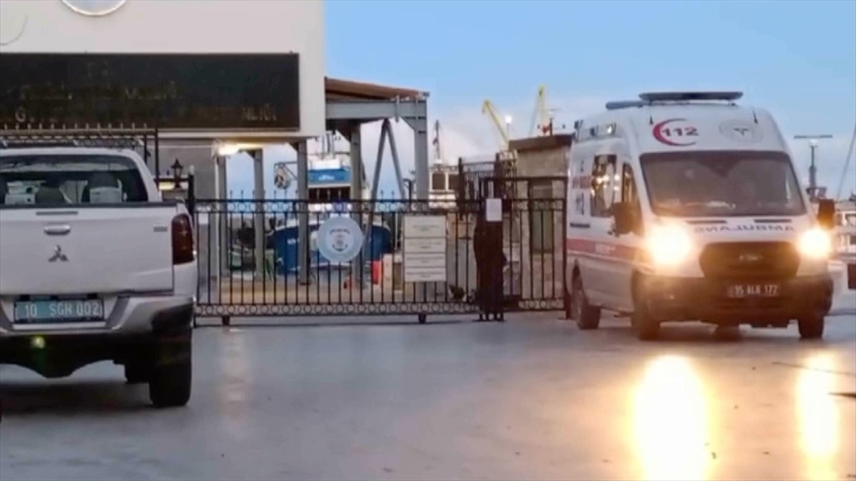 İzmir'in Dikili ilçesinde balıkçı teknesinin batması sonucu 3 kişi yaşamını
