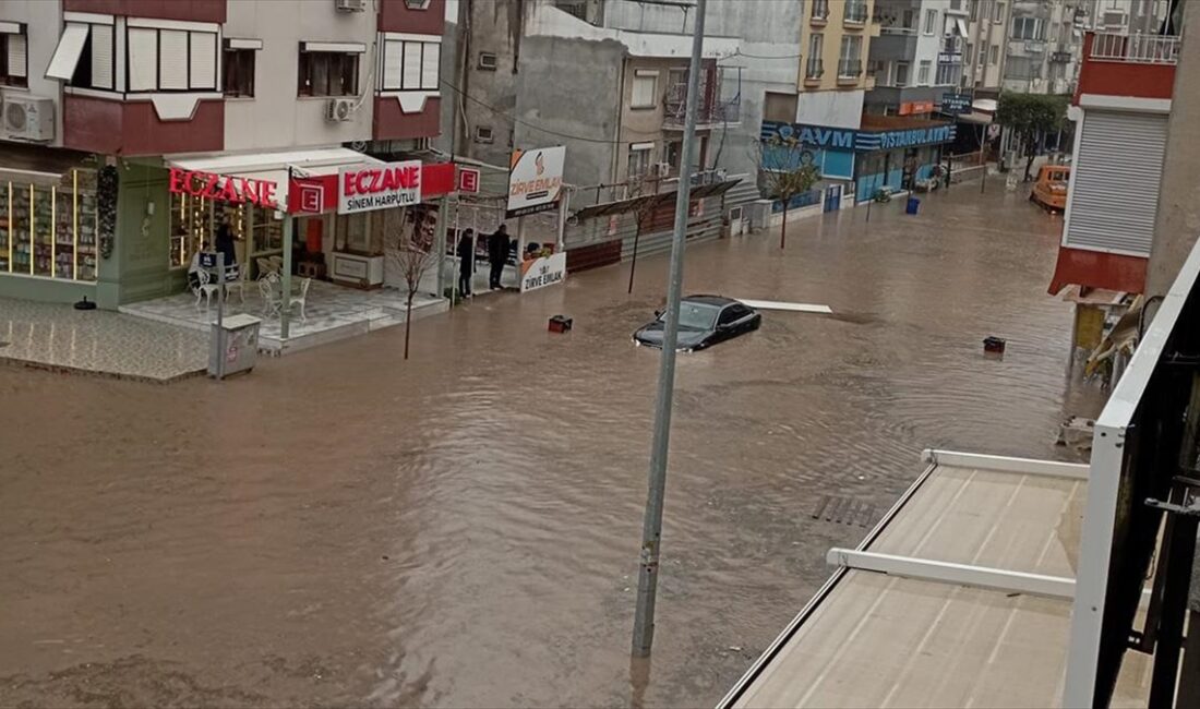 İzmir'in Dikili ve Bergama ilçelerinde etkili olan sağanağın ardından derelerin
