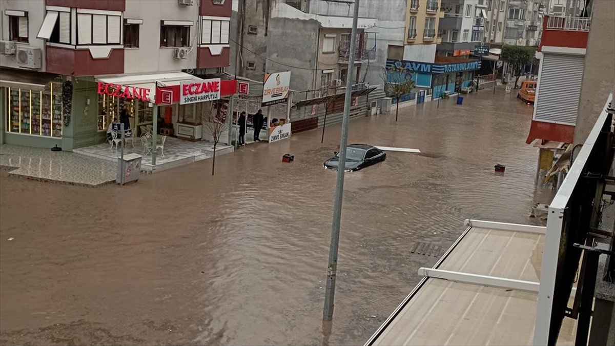 İzmir'in Dikili ve Bergama ilçelerinde etkili olan sağanağın ardından derelerin