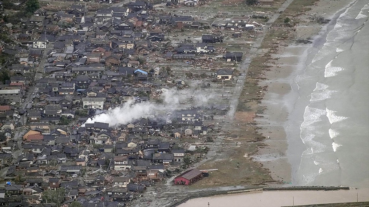 Japonya'da, batıdaki depremler sonrası oluşan tsunaminin bölge geneli 1,9 kilometrekarelik