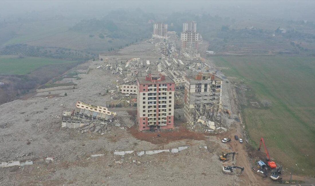 Kahramanmaraş’ta ağır hasarlı binaların yıkımı sürüyor "Asrın felaketi" olarak nitelenen 6 Şubat depremlerinin merkez üssü Kahramanmaraş'ta