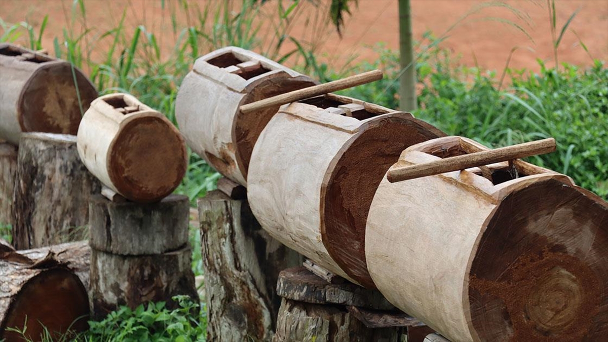 Kamerun'da uzun yıllar iletişim aracı olarak kullanılan vurmalı çalgı "tam-tam",