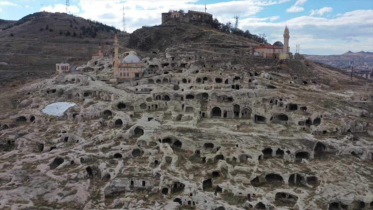 Türkiye'nin önemli turizm merkezlerinden Kapadokya'daki yer altı şehirlerini geçen yıl