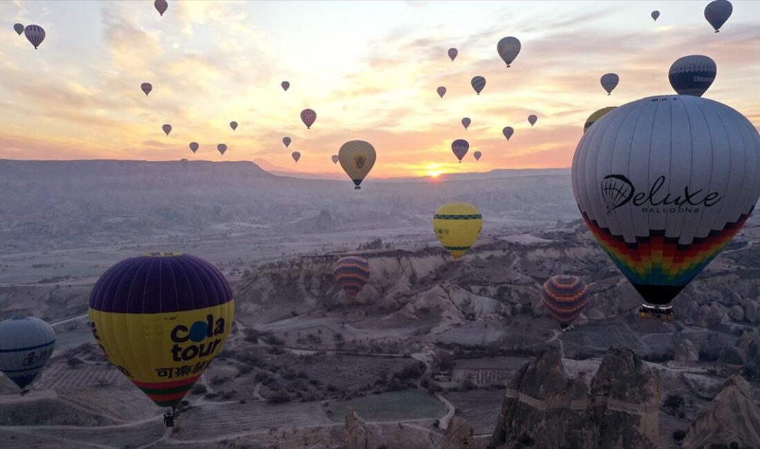 Yeni yıla Kapadokya'da giren yerli ve yabancı turistler, sıcak hava