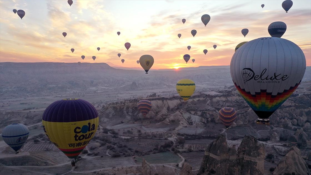 Yeni yıla Kapadokya'da giren yerli ve yabancı turistler, sıcak hava