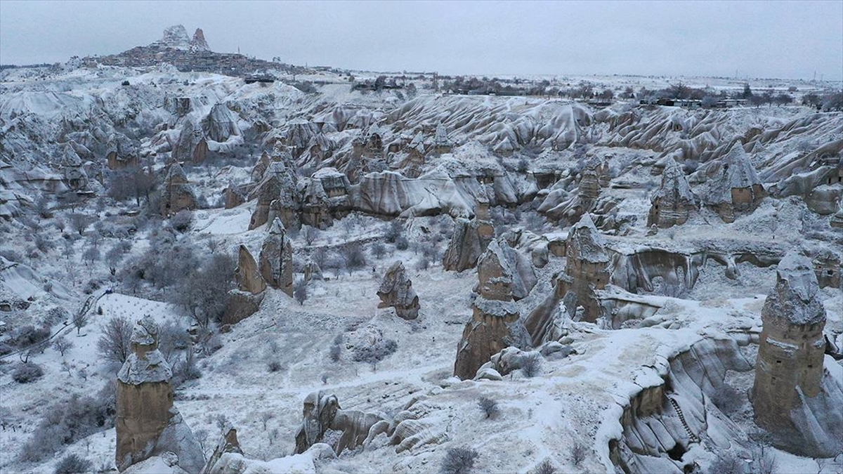 Nevşehir'de dün gece etkili olan kar yağışının ardından turizm merkezi