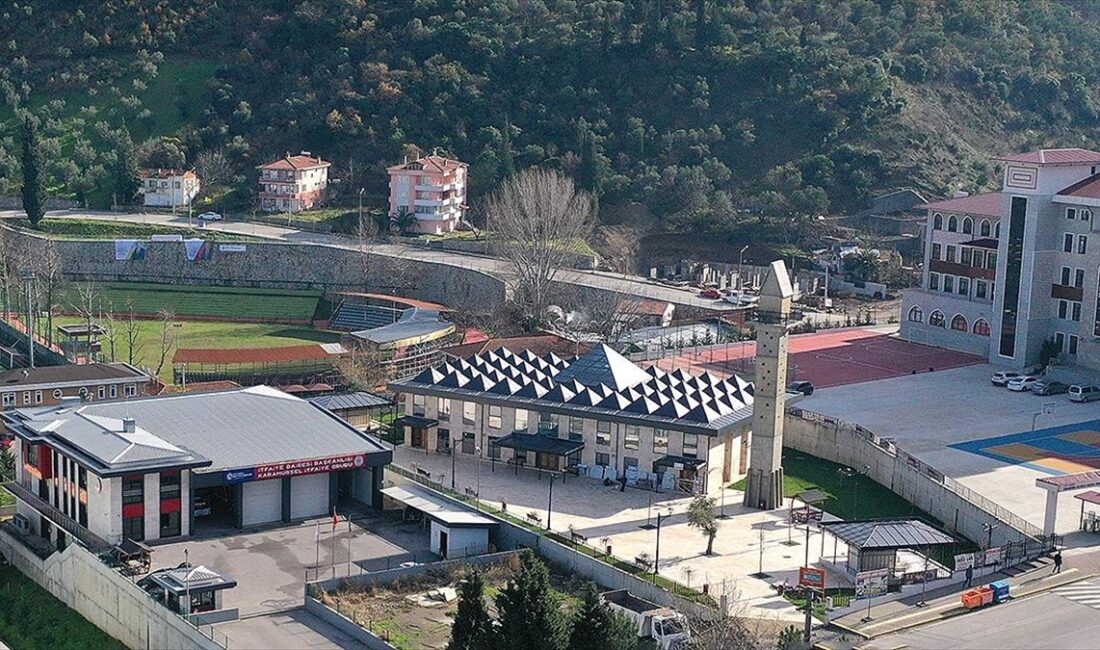 Kocaeli'nin Karamürsel ilçesinde yardımseverlerin katkılarıyla inşa edilen Akçakoca Camisi, camdan