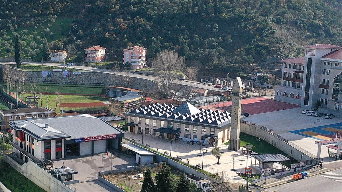 Kocaeli'nin Karamürsel ilçesinde yardımseverlerin katkılarıyla inşa edilen Akçakoca Camisi, camdan