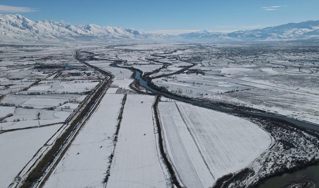 Erzincan Ovası'nın ortasından geçen ve Fırat'ın en büyük kolu olan