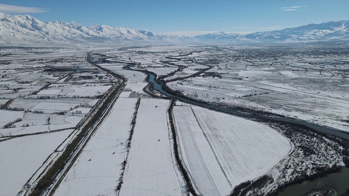 Erzincan Ovası'nın ortasından geçen ve Fırat'ın en büyük kolu olan