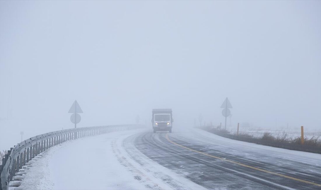 Kars'ta kar ve tipi etkili oldu.