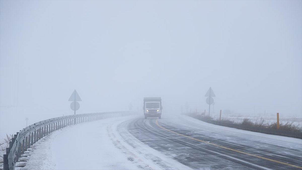 Kars'ta kar ve tipi etkili oldu.