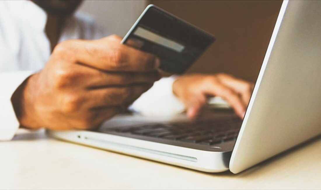 Bankalararası Kart Merkezi (BKM) verilerine göre, kredi kartları, banka kartları
