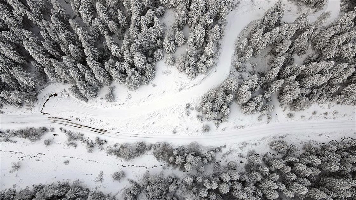 Kastamonu'da yüksek rakımlı noktalarda etkili olan kar yağışının oluşturduğu manzara