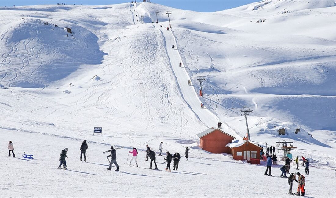 Kayak merkezleri arasında en fazla kar kalınlığı 183 santimetreyle Hakkari'de