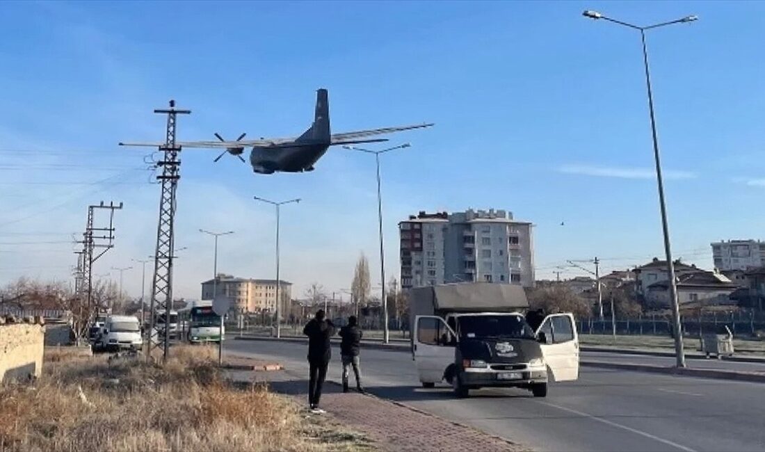 Milli Savunma Bakanlığı, Kayseri'de eğitim için kalkan C-160 uçağının teknik