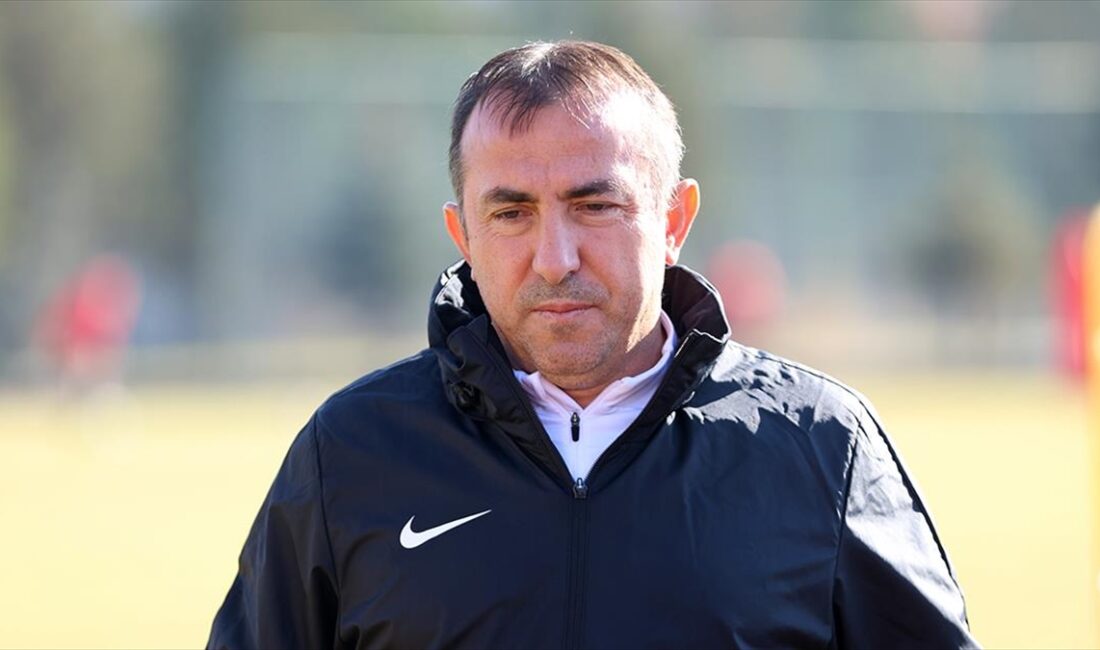 Trendyol Süper Lig ekiplerinden Mondihome Kayserispor, teknik direktör Recep Uçar