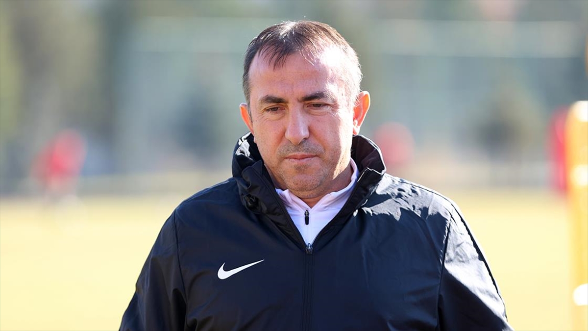 Trendyol Süper Lig ekiplerinden Mondihome Kayserispor, teknik direktör Recep Uçar