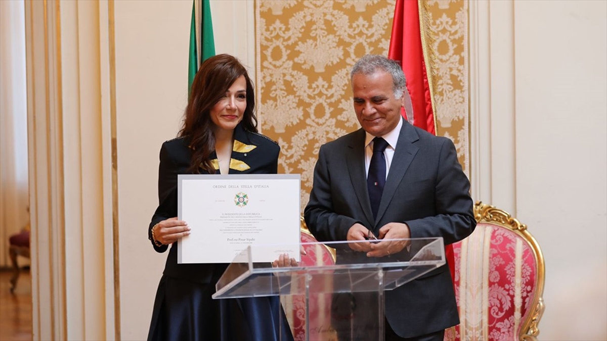 Tasarım alanındaki çalışmalarıyla İtalya'nın önemli devlet nişanlarından İtalya Yıldızı Şövalyelik