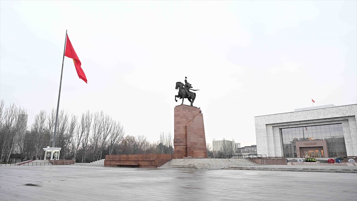 Kırgızistan'da tasarımında değişiklik yapılan ülke bayrağı, başkent Bişkek'te törenle göndere