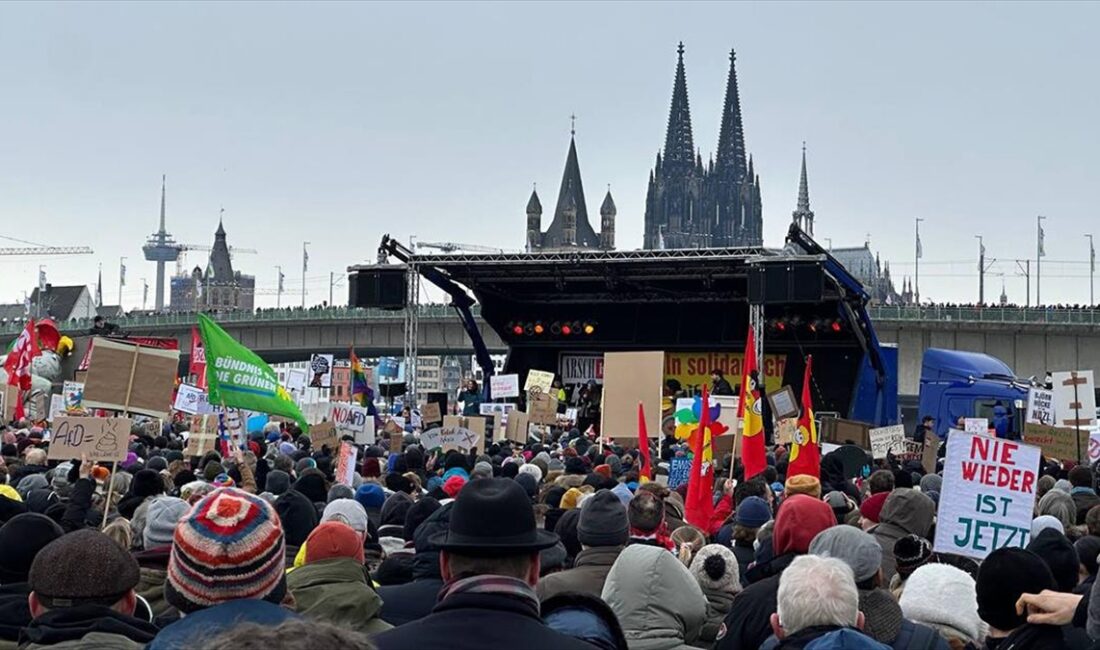 Almanya'nın Köln kentinde, ırkçılığa ve aşırı sağa karşı düzenlenen protestoya,