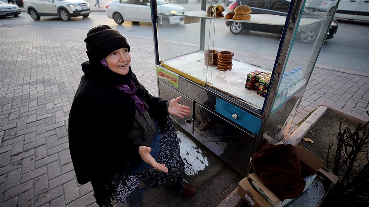 Konya'da 17 yıldır açtığı simit tezgahıyla evinin geçimine katkı sağlayan
