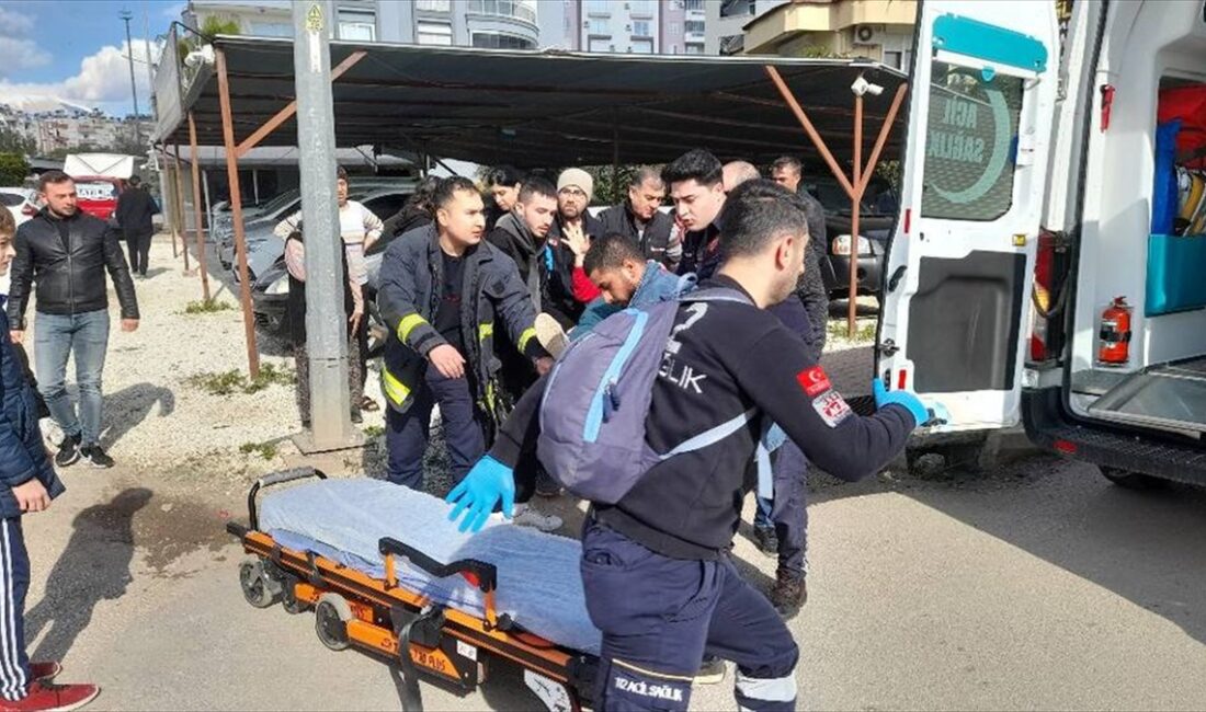 ANTALYA (AA) – Antalya'nın Kumluca ilçesinde otomobille kamyonetin çarpışması sonucu