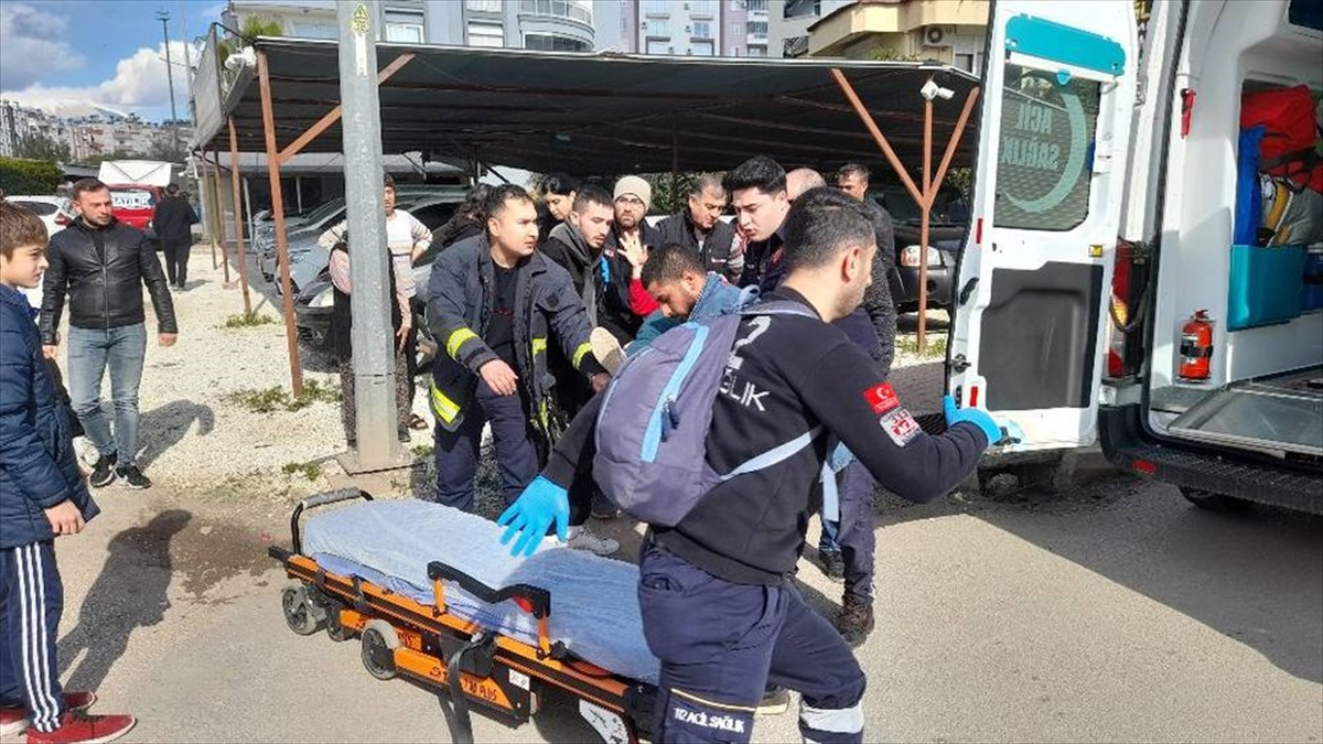 ANTALYA (AA) – Antalya'nın Kumluca ilçesinde otomobille kamyonetin çarpışması sonucu