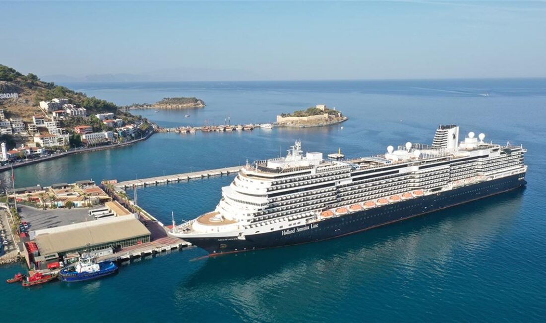 Kruvaziyer turizminin önde gelen merkezlerinden Kuşadası'na bu yıl deniz yoluyla