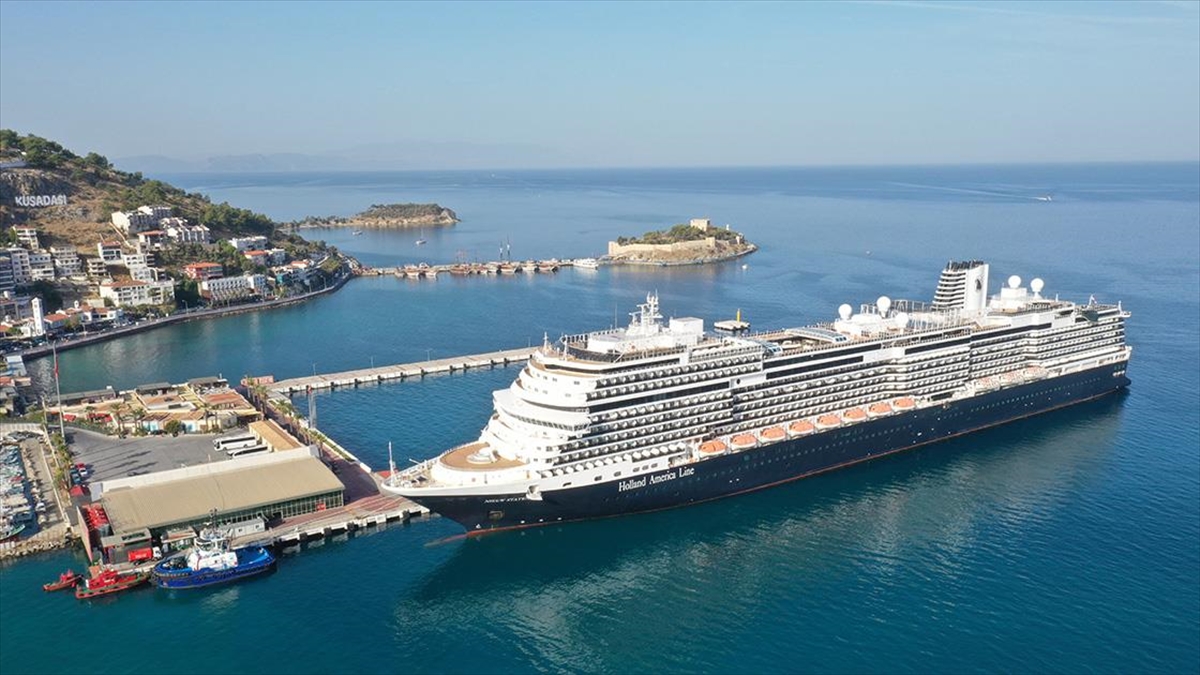Kruvaziyer turizminin önde gelen merkezlerinden Kuşadası'na bu yıl deniz yoluyla