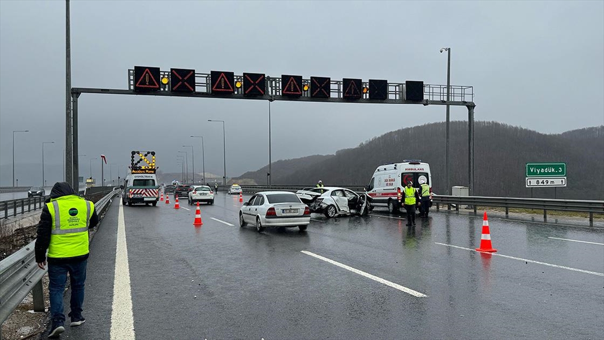 Kuzey Marmara Otoyolu'nun Körfez kesiminde 3 otomobilin karıştığı kazada ikisi
