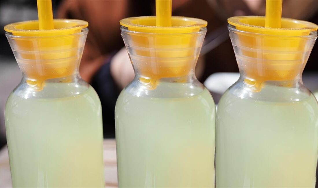 Limon suyu izlenimi veren limon aromalı sos, limon sosu, limonlu