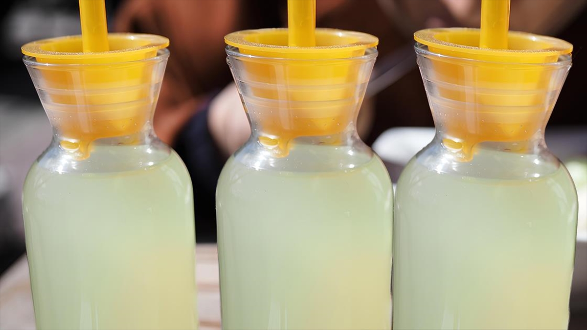 Limon suyu izlenimi veren limon aromalı sos, limon sosu, limonlu